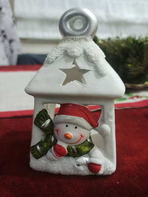 Christmas decorative tealight holder like new, ceramic snowy house with snowman