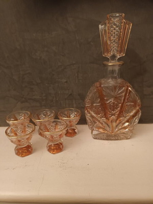 Vintage decanter set with 5 liqueur glasses like new, art deco pink-honey