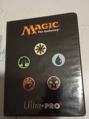 MTG Card Binder with 90 Slots like new