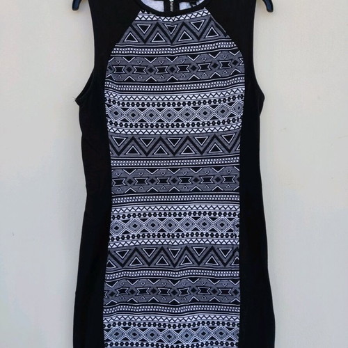 Printed black and white elastic dress No.S like new