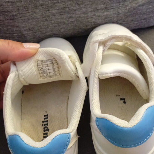 White athletic shoes size 25 with blue whale, like new