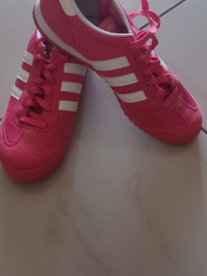 Παπούτσια Adidas γυναικεία αθλητικά σε πολύ καλή κατάσταση, μέγεθος 38, κόκκινα