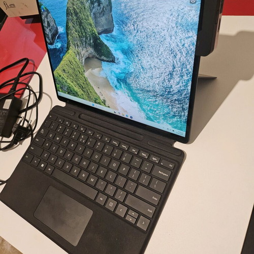 Surface Pro 8 i7 16GB 256GB like new with keyboard, mouse, dock and case