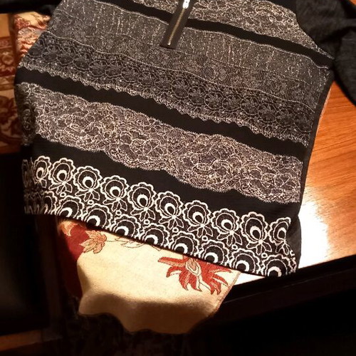 Blouse medium black and white with zipper at neck