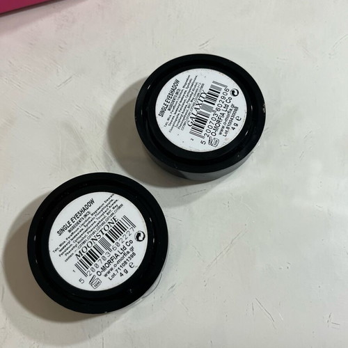 Set 2 Omorfia eyeshadows like new