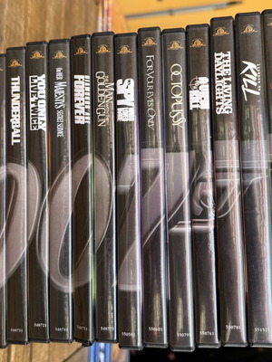 Rare James Bond DVD collection like new, 17 discs