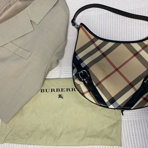 Burberry shoulder bag used in excellent condition
