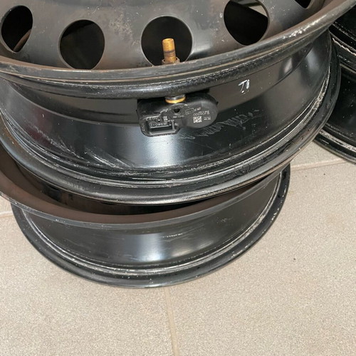 Toyota Yaris steel rims 15 4x100 like new with bolts and hubcaps