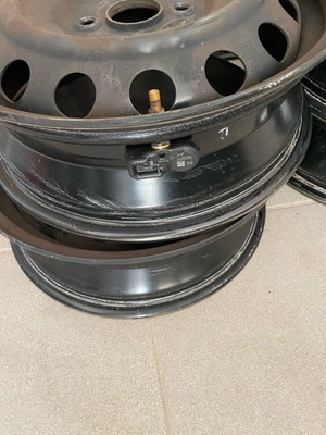 Σιδερένιες ζάντες Toyota Yaris 15 4Χ100 σαν καινούργιες με μπουλόνια και τάσια