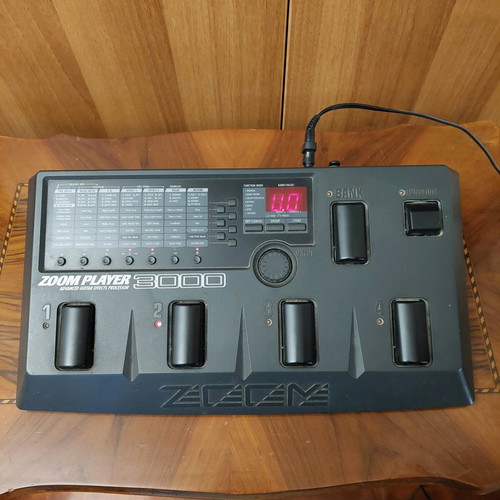 Zoom Player 3000 multi-effects pedal for electric guitar and bass like new