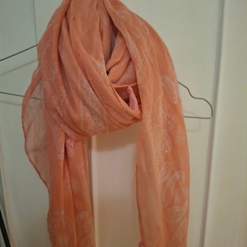 Scarf new with paisley white and pink