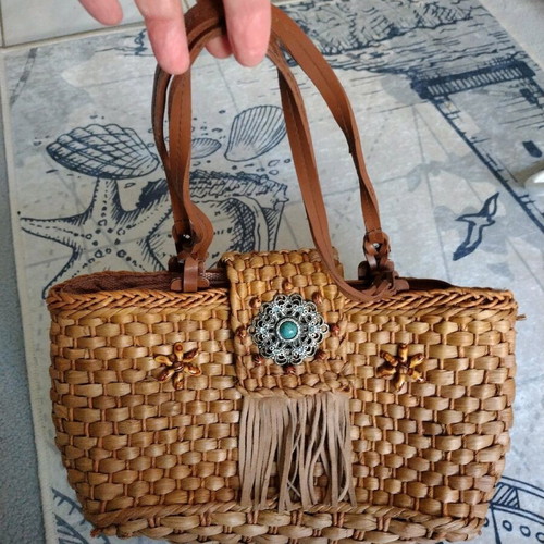 Woven women's bag like new with zipper and magnet made of straw