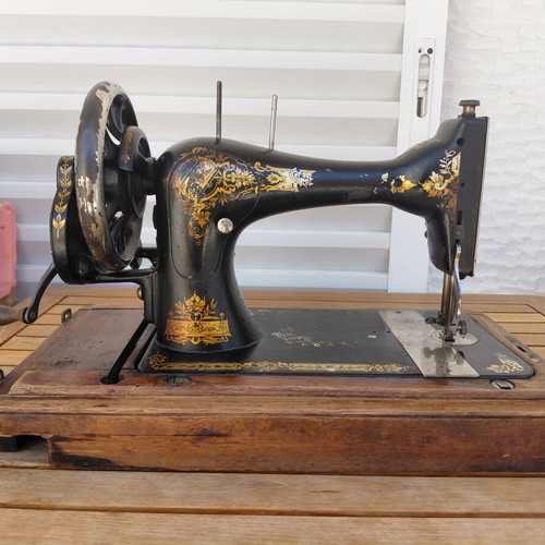 Vintage Singer sewing machine 1886 used, fiddle base design