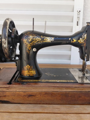 Vintage Singer sewing machine 1886 used, fiddle base design