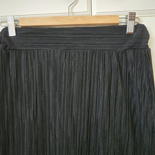 Zara pleated skirt medium black like new