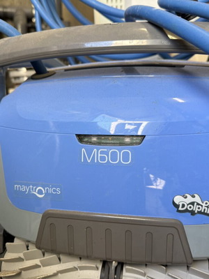 Automatic pool cleaner M600 Dolphin like new with trolley
