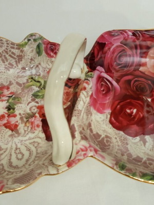 Porcelain jar with handle