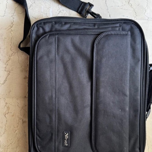 Trust laptop bag like new, black, suitable for 45x33 laptop