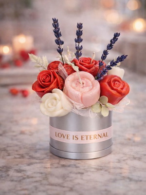 Natural candle bouquet new with rose scent