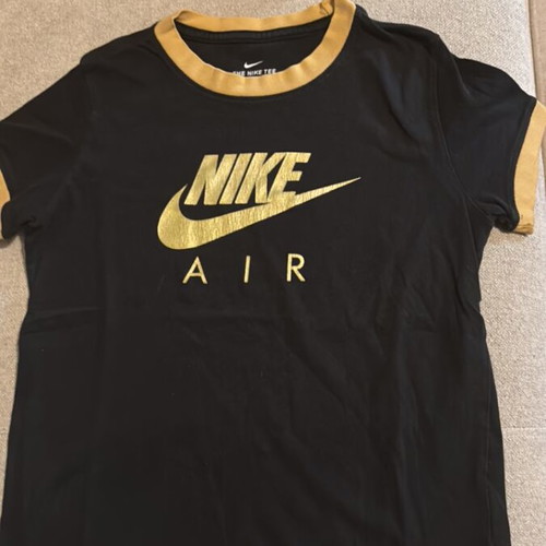 Nike T-shirt for girls 137-146 cm used, black and gold with stain
