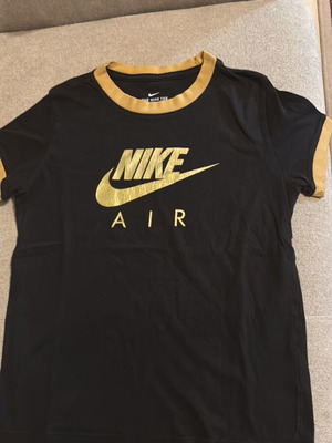 Nike тениска за момичета 137-146 см употребявана, черна и златиста с петно