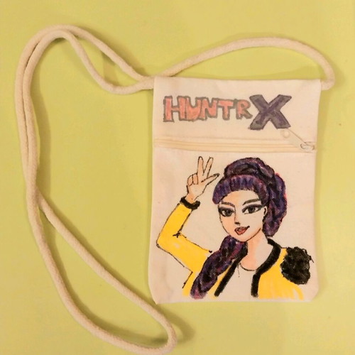 K-pop demon hunters-Rumi purse like new, beige canvas