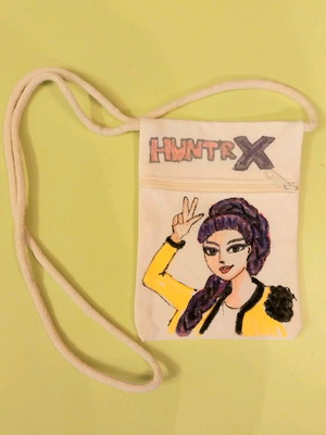 K-pop demon hunters-Rumi purse like new, beige canvas