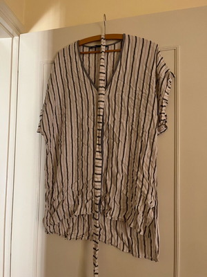 Summer blouse like new with belt, white and gray, size XL