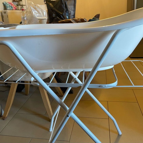 Baby bath tub like new with support frame and towel holder