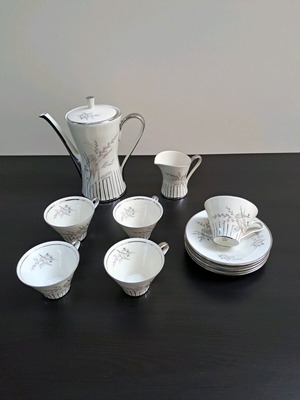 Bavaria Germany Tea Set like new with jug, creamer and 5 cups