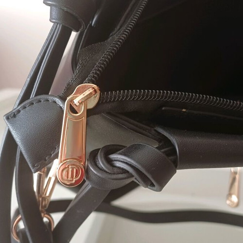 Duki Daso shoulder bag like new, black with gold details