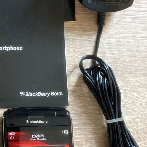 Blackberry Bold 9700 like new with original charger