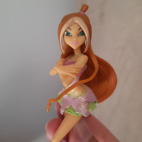 Flora Believix mini figure, Winx Club collectible