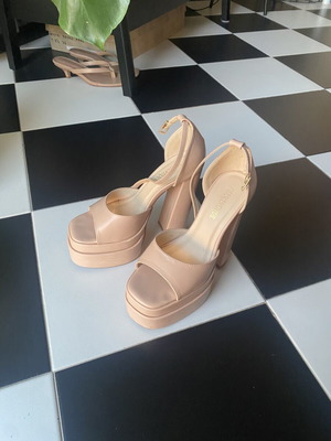 Sandal with platform like new, size 36, beige Luigi Diamantique