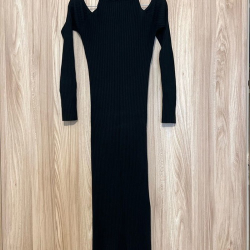 Black knitted dress like new, one size, with side slit