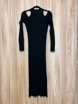 Black knitted dress like new, one size, with side slit