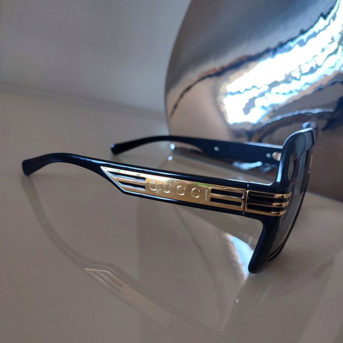 Gucci GG0900S Flat Top Mask Sunglasses with Logo, like new