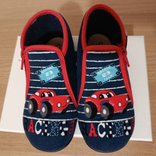 Comfy kids slippers size 26 like new