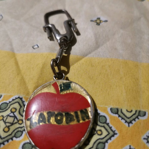 Collectible vintage keychains used, pack of 5 with Batman 1989 pin