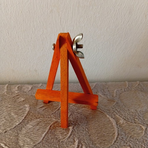 Wooden small easel with adjustment screw, 10 cm height