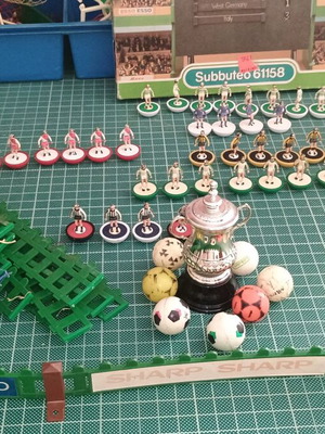 Subbuteo διάφορα μεταχειρισμένα αξεσουάρ και παίχτες