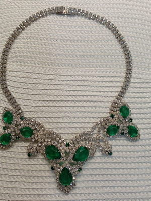 Luxury necklace like new, green and silver
