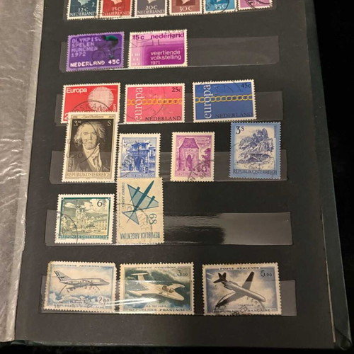 Vintage άλμπουμ με μεγάλη διεθνή συλλογή σφραγισμένων γραμματοσήμων μεταχειρισμένο