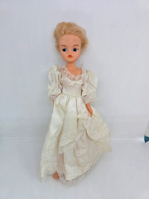 Sindy doll used with a mark on the leg