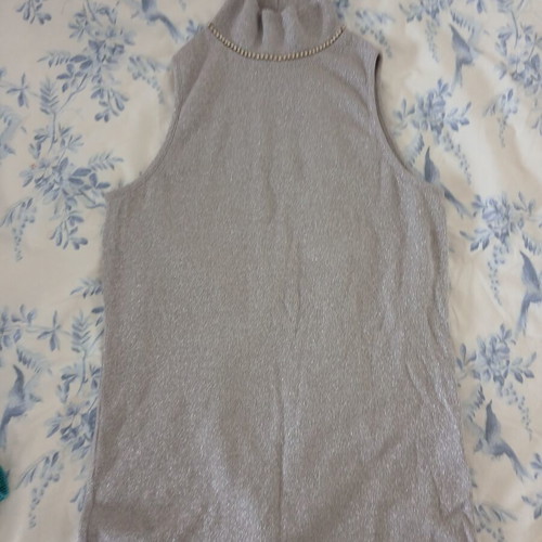 R and Co sleeveless turtleneck used, silver, size L