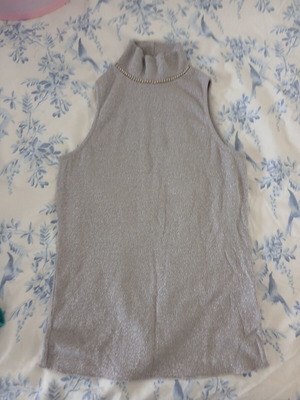 R and Co sleeveless turtleneck used, silver, size L