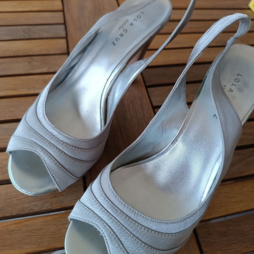 Lola Cruz women's silver sandals size 38 used, Vero Cuoio sole