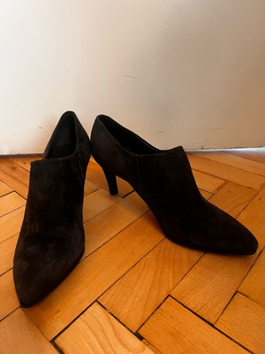 Stuart Weitzman suede boots size 37 like new gray