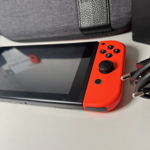 Nintendo Switch като нов с предпазен калъф за носене