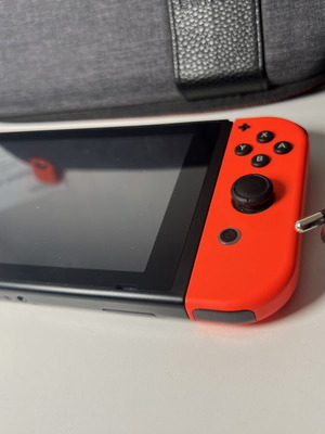 Nintendo Switch като нов с предпазен калъф за носене